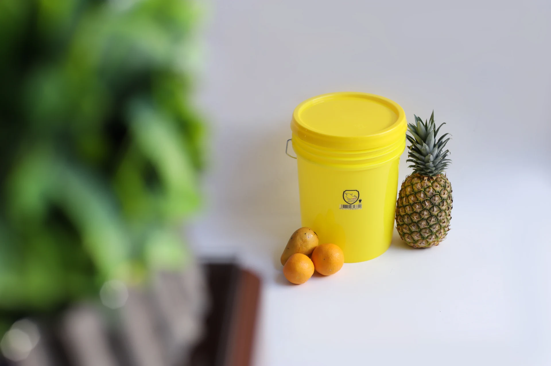 Cubeta Industrial · Amarillo en ambiente