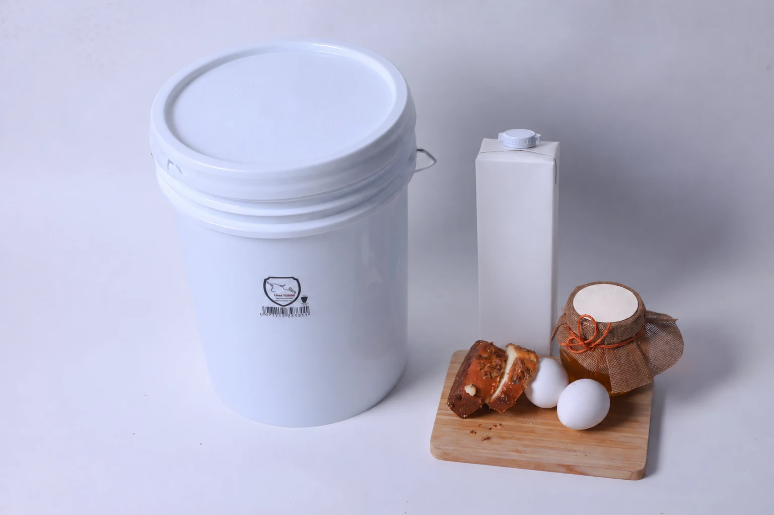 Cubeta Industrial · Blanco en ambiente